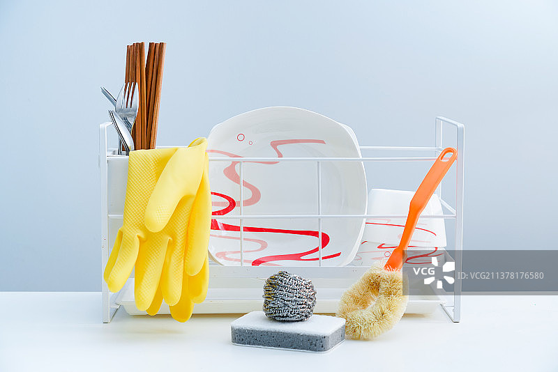 干净的白色碗筷放在沥水篮中沥水图片素材