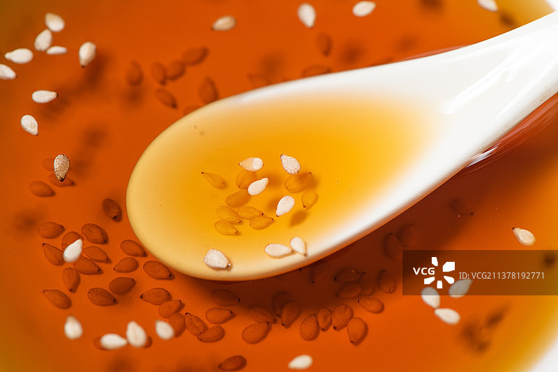 勺子里的香油芝麻油图片素材