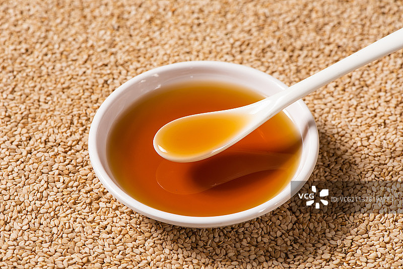 碟子里的香油芝麻油图片素材