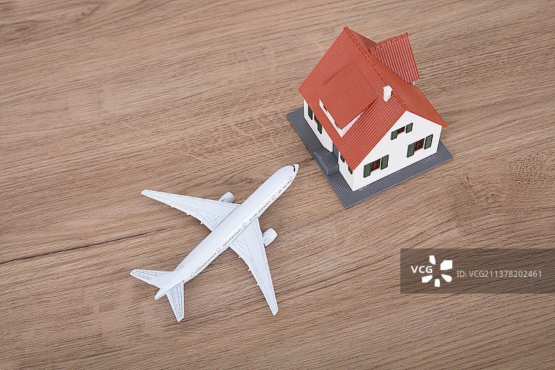 桌子上的小房子模型和小飞机模型图片素材