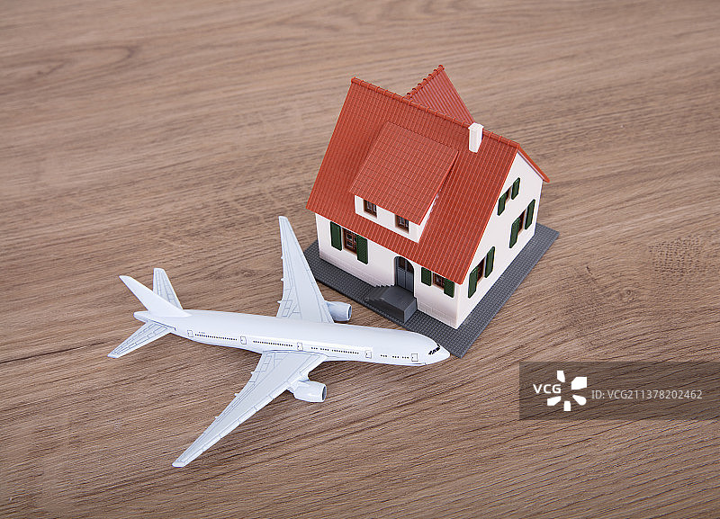 桌子上的小房子模型和小飞机模型图片素材