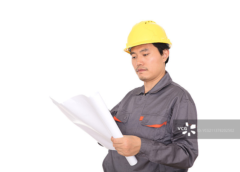 头戴黄色安全帽的农民工手拿图纸在白背景前图片素材