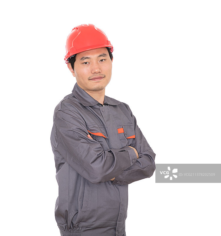 头戴红色安全帽的农民工抱手站在白背景前图片素材