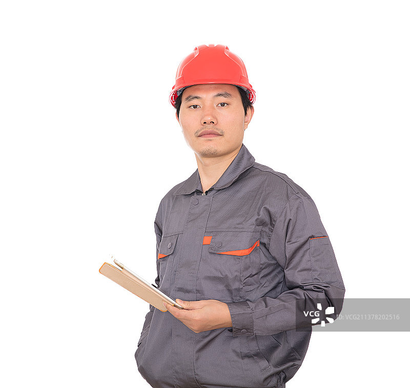带着红色安全帽的建筑工人手拿ipad站在白背景前脸看镜头图片素材