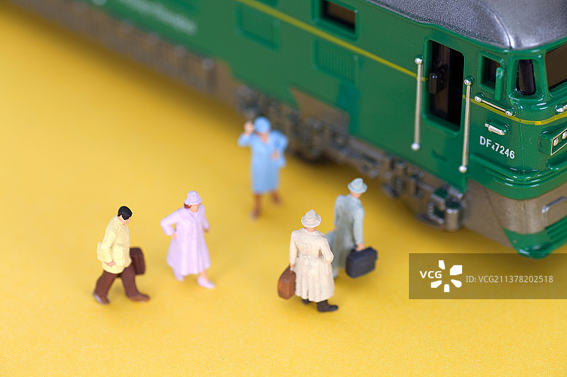 春运期间手拿行李的旅客正在登上回家的火车图片素材