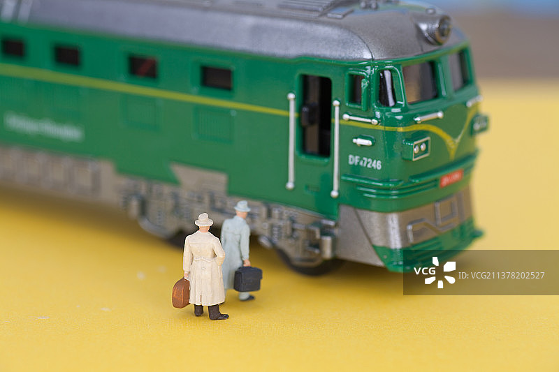 微距拍摄人偶模型正在登车图片素材