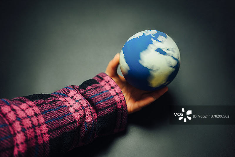 手里拿着一个地球仪图片素材