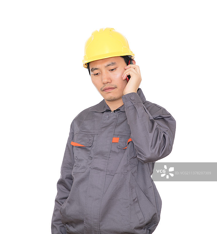 头戴黄色安全帽的农民工正在打电话图片素材