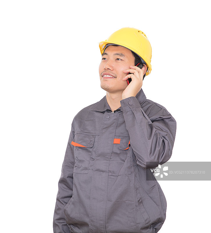 头戴黄色安全帽的农民工正在打电话图片素材