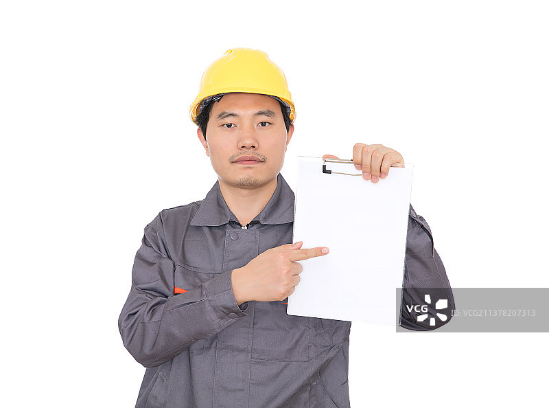 戴着黄色安全帽的农民工用手指着文件资料图片素材
