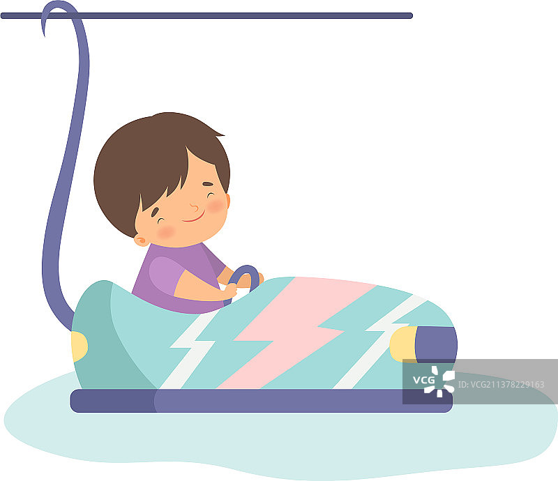 可爱小男孩玩碰碰车，快乐儿童图片素材