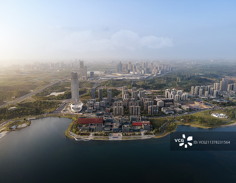 中国四川省成都市天府新区科学城公园城市兴隆湖地标天际线图片素材