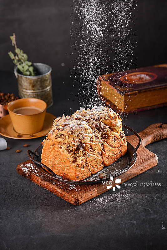 手工全麦面包放在木板上图片素材