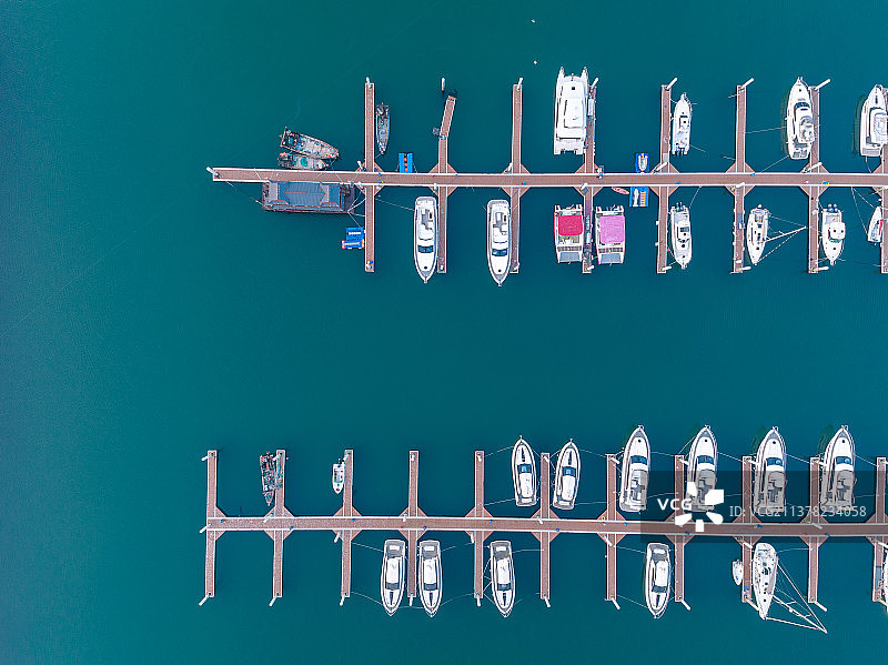 航拍下安静的大连东港码头，游艇在泊位。图片素材