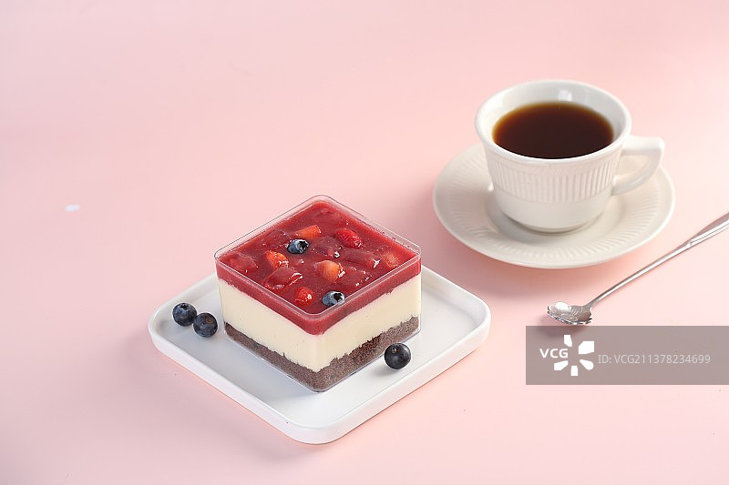 粉色底草莓慕斯蛋糕下午茶甜点图片素材