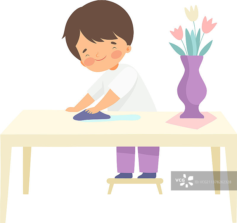 男孩用抹布擦桌子图片素材