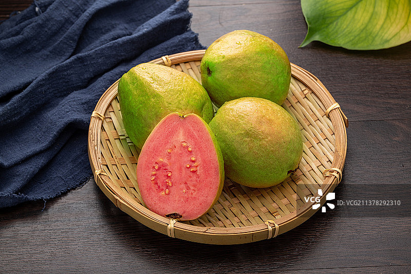 热带水果：红心芭乐番石榴图片素材