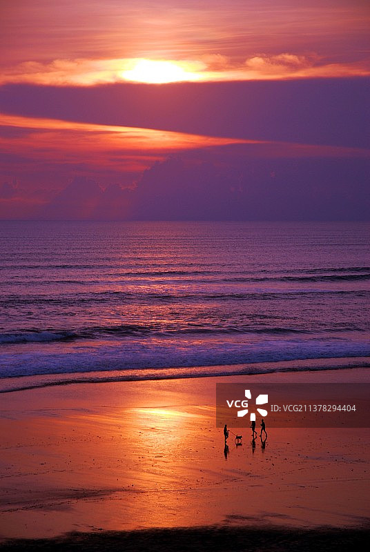 落日余晖中，人狗情未了，人与自然和谐共存图片素材