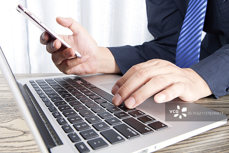 使用电脑和手机的工作者图片素材
