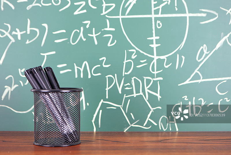 黑板前的笔筒图片素材