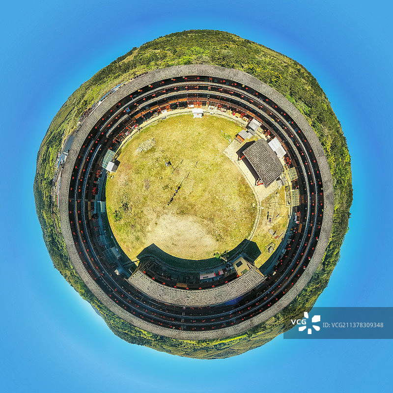 福建省漳州市南靖县书洋镇石桥村福建省最大土楼（顺裕楼）星球小行星360度高空航拍图片素材