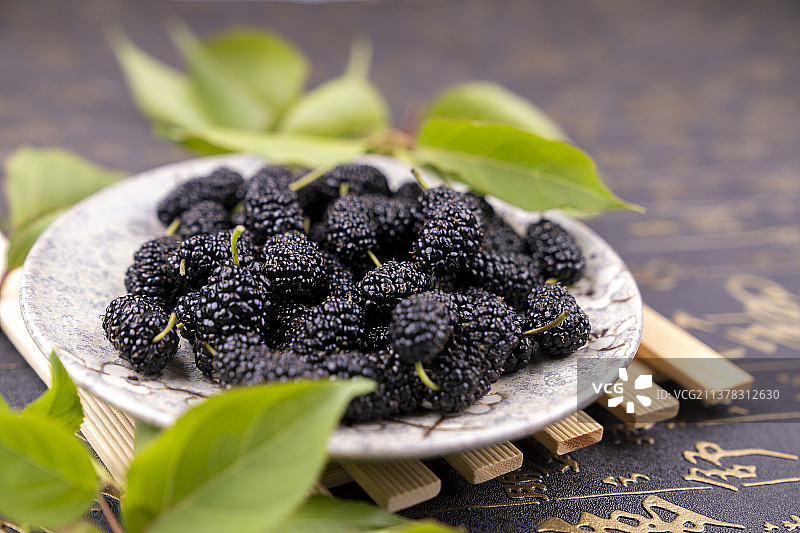 盘子里的桑葚图片素材