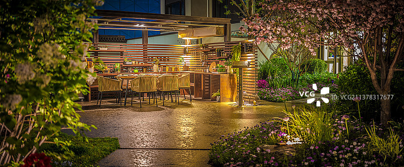 别墅庭院里的餐桌椅图片素材