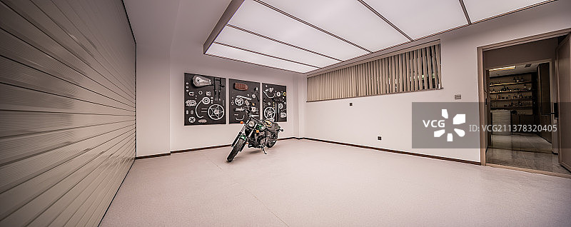 车库里的摩托车图片素材