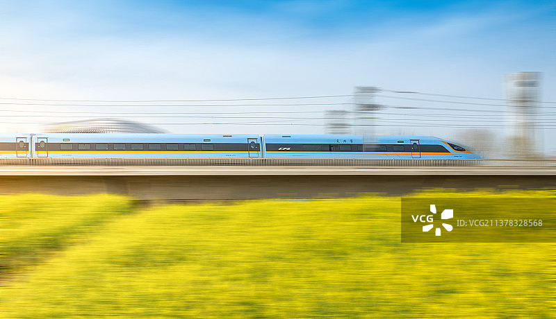 中国河南郑州开封郑开城际铁路高铁轻轨穿越油菜花田与河南省科技馆春季户外风光图片素材