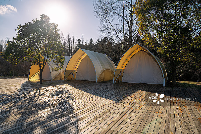 野外露营区的大型帐篷图片素材
