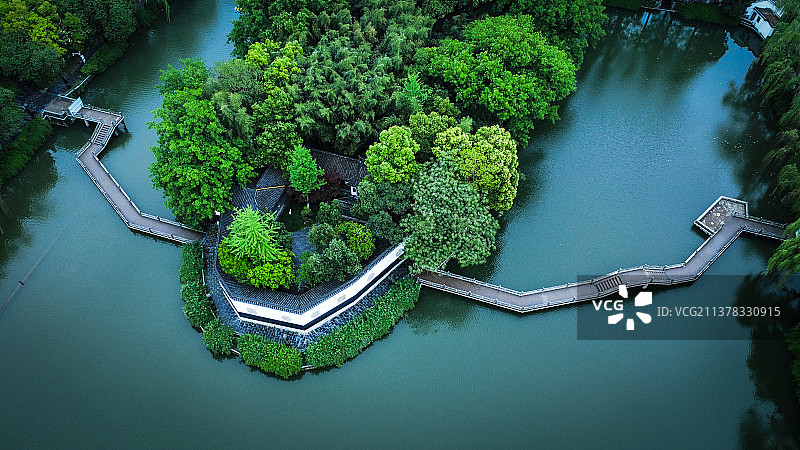 雨后的包公祠曲桥图片素材