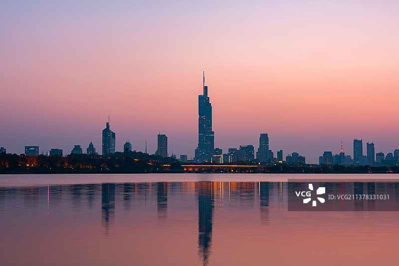 傍晚时分的南京现代滨水城市风光图片素材