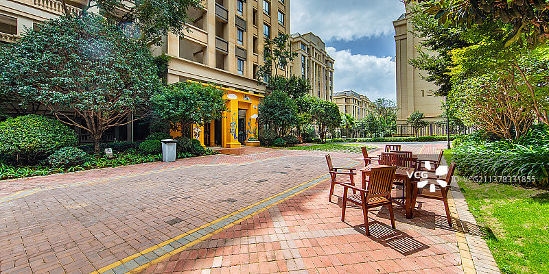 小区内广场上的桌椅图片素材