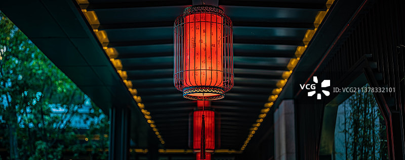 中式建筑长廊悬挂的红灯笼图片素材