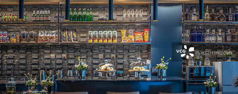 酒吧吧台的酒柜图片素材