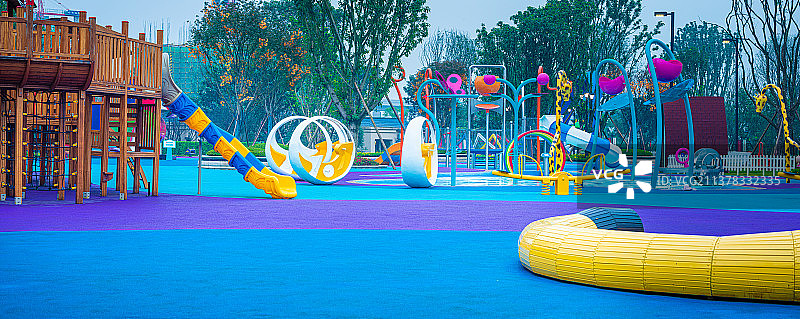 小区内的儿童游乐场图片素材