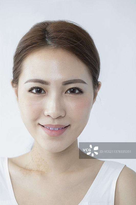 做完脸部保养的东方美女图片素材