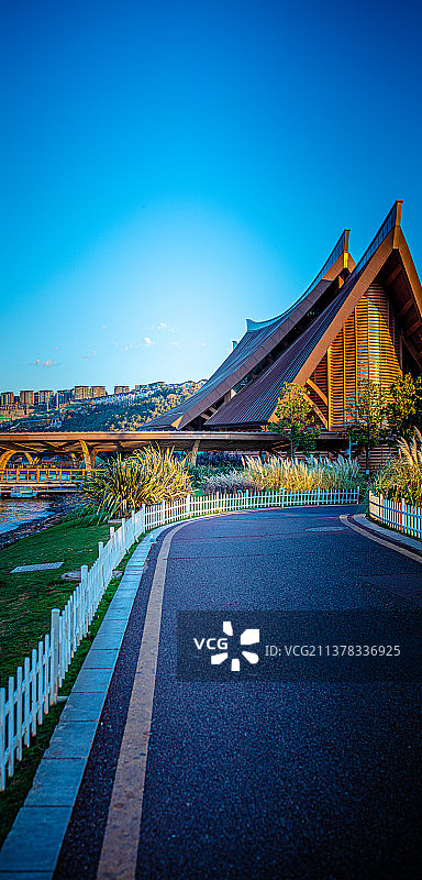 西双版纳公路旁的傣族建筑图片素材