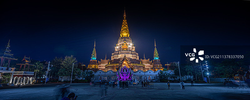 西双版纳傣族建筑夜景图片素材