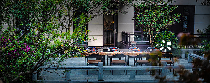 中式建筑庭院餐桌聚会图片素材