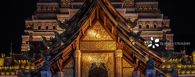 云南西双版纳傣族建筑夜景图片素材