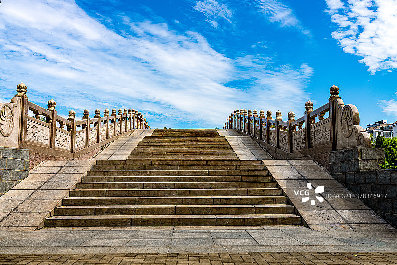蓝天白云下的石桥建筑图片素材
