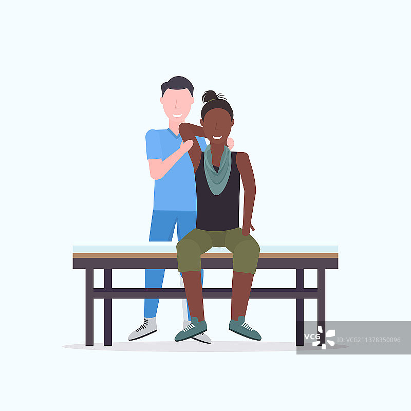 坐在床上的非裔美国女人接受按摩图片素材