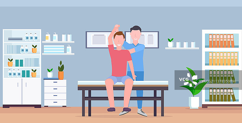 男病人坐在按摩师治疗师的桌子上图片素材