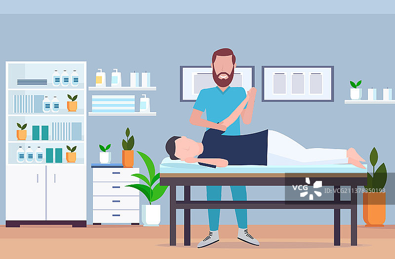 理疗师为躺在按摩床上的男患者进行治疗图片素材