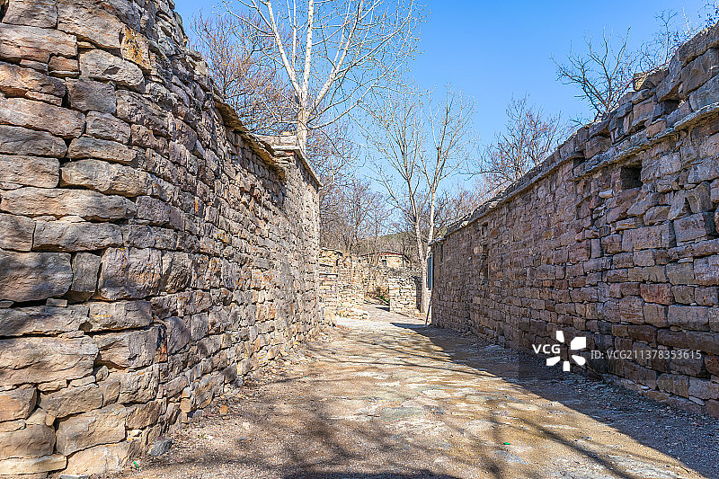 中国乡村风格农家院房屋农舍拍摄主题，古老的中式庭院里的房屋和院落，户外无人图像摄影图片素材