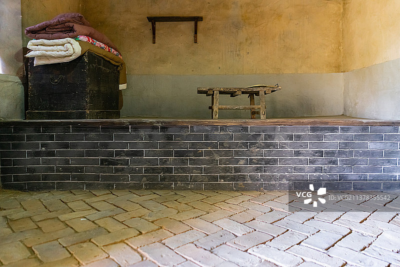 中国乡村风格农家院房屋农舍拍摄主题，房屋内部的传统火炕 桌子 衣柜 被子 床铺，户外无人图像摄影图片素材