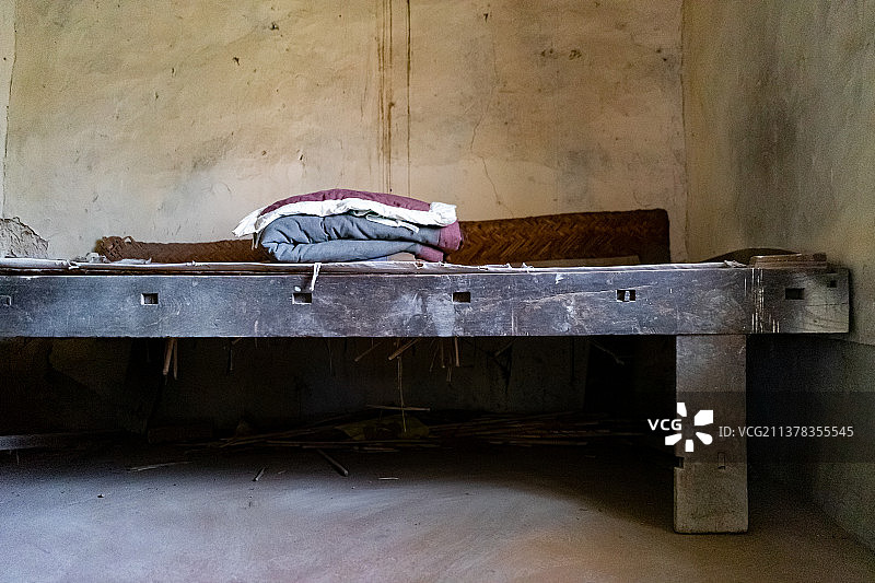 中国乡村风格农家院房屋农舍拍摄主题，房屋内部的传统火炕 桌子 衣柜 被子 床铺，户外无人图像摄影图片素材