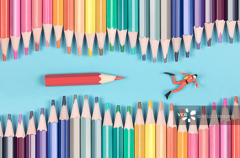 微缩创意彩色铅笔波浪型状海底潜水图片素材