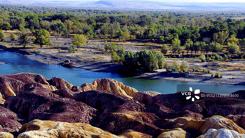 五彩滩   新疆克拉玛依五彩滩，岩石在日落阳光下的景观。图片素材